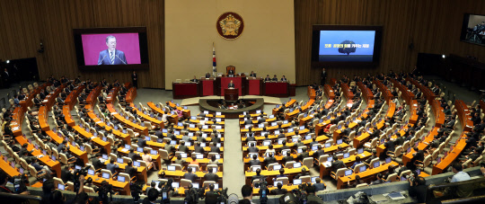 문재인 대통령이 22일 오전 국회 본회의장에서 2020년도 예산안 시정연설을 하고 있다. <연합뉴스>